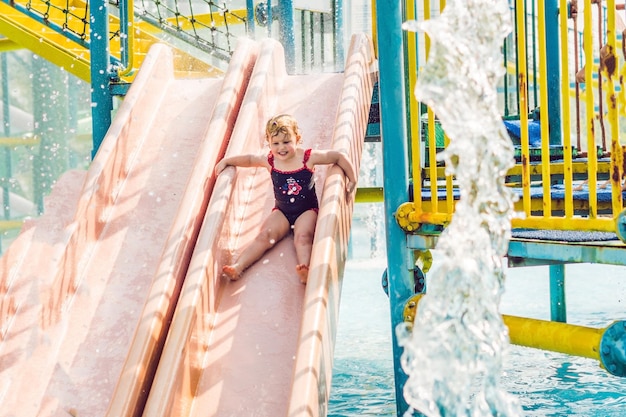 Foto niña divirtiéndose en el parque acuático