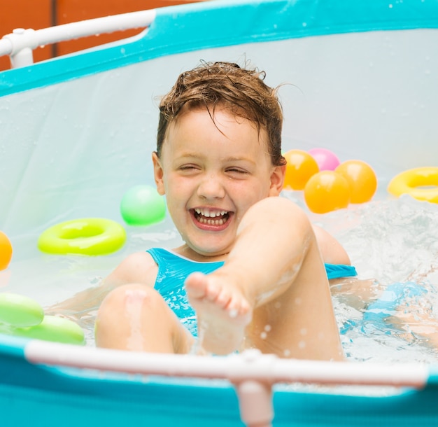 Niña divirtiéndose en la piscina