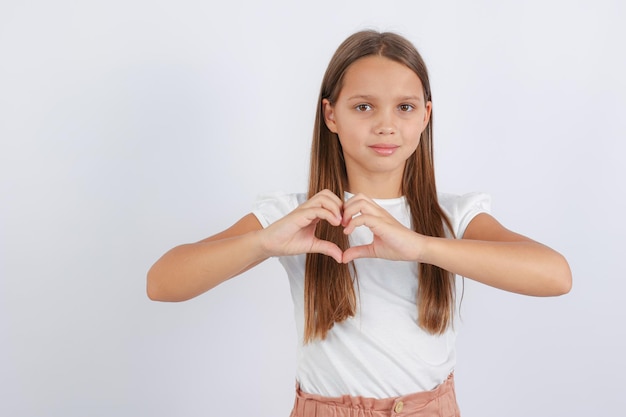 Una niña dobló un corazón con sus manos.