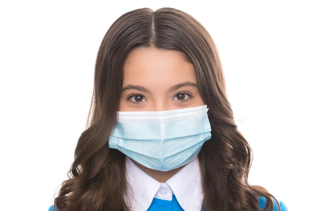 Niña doctora epidemióloga con máscara respiratoria durante el brote pandémico de coronavirus aislado en blanco, covid 19.