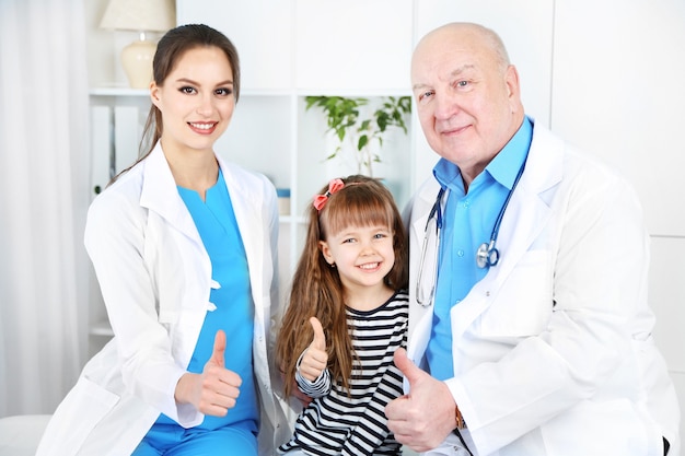 Niña y doctores en el hospital