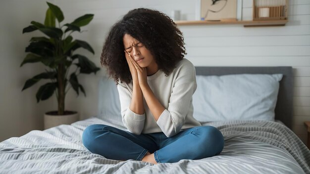 Foto niña con dolor en su dormitorio