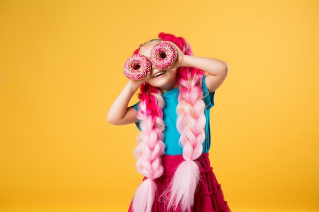 Niña con donas