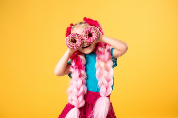 Niña con donas