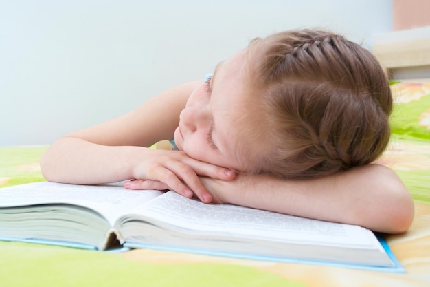 Niña dormida leyendo su libro favorito