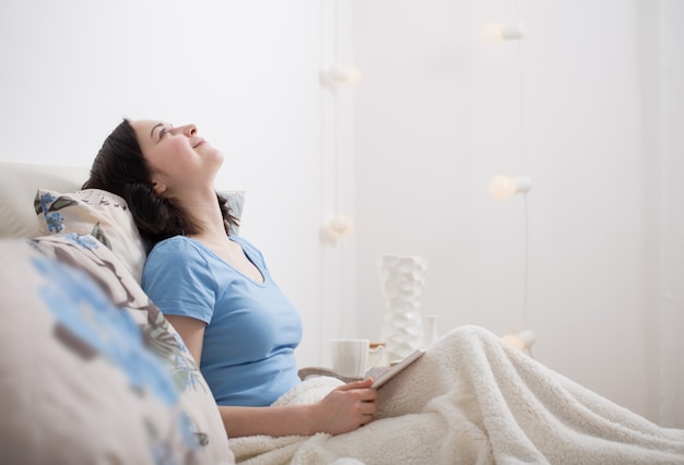 Niña en dormitorio con tableta