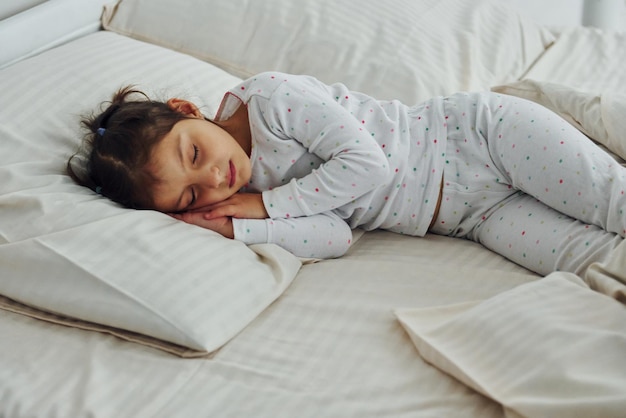 Niña duerme Interior y diseño de hermoso dormitorio moderno durante el día