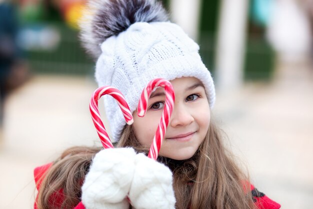 Niña con dulces navideños en la calle