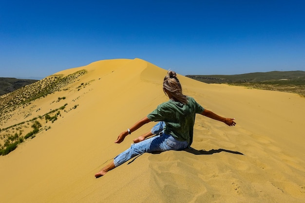 Una niña en las dunas de arena de Sarykum El desierto en Daguestán Rusia 2021