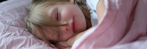 Niña durmiendo pacíficamente en la cama