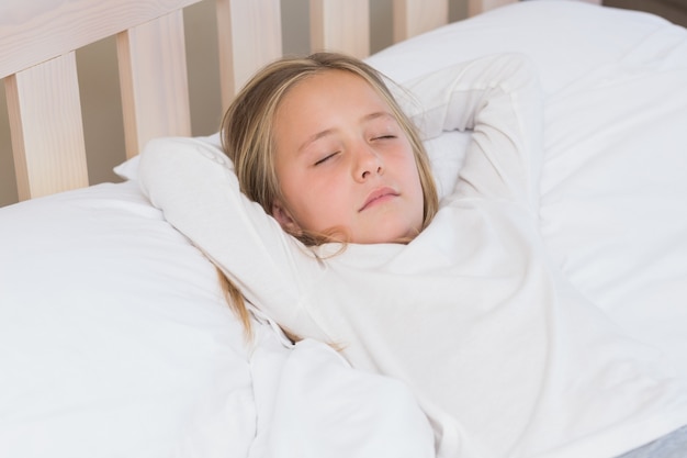 Niña durmiendo en su cama