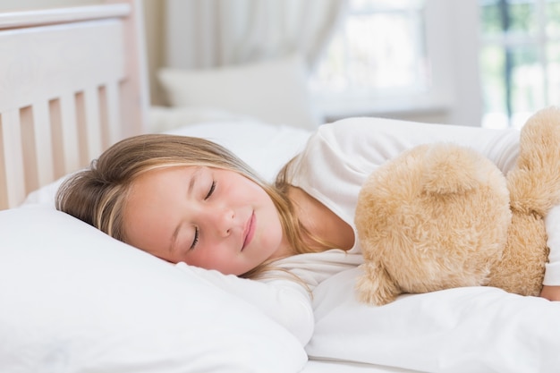 Niña durmiendo en su cama