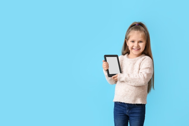 Foto niña con e-reader en azul