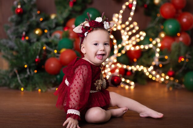 niña elegante con decoración navideña