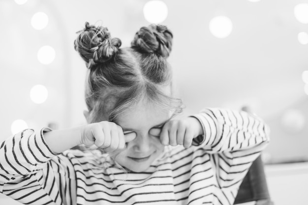 Niña elegante en un salón de belleza para niños donde hizo un hermoso peinado