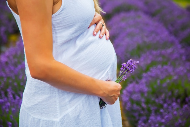 Niña embarazada en un campo de lavanda