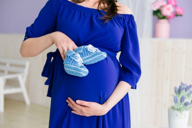 Foto niña embarazada está esperando un bebé