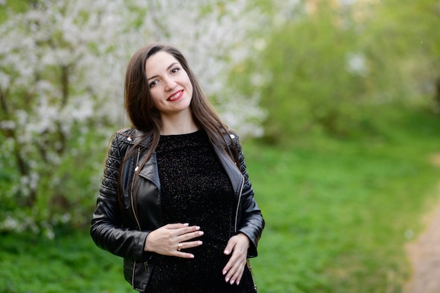 Niña embarazada en el jardín