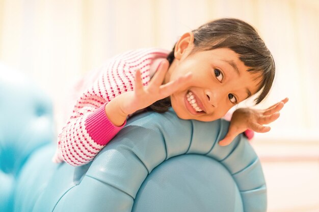 Niña emocionada en casa