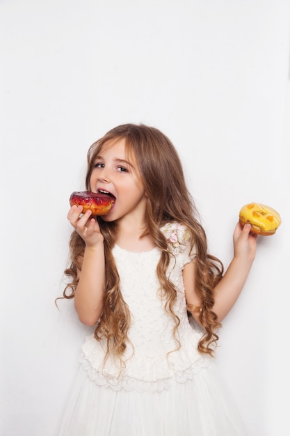 Niña emocionada posando con donas