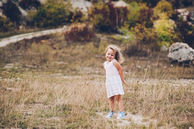 niña emocional niño al aire libre