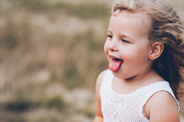 niña emocional niño al aire libre