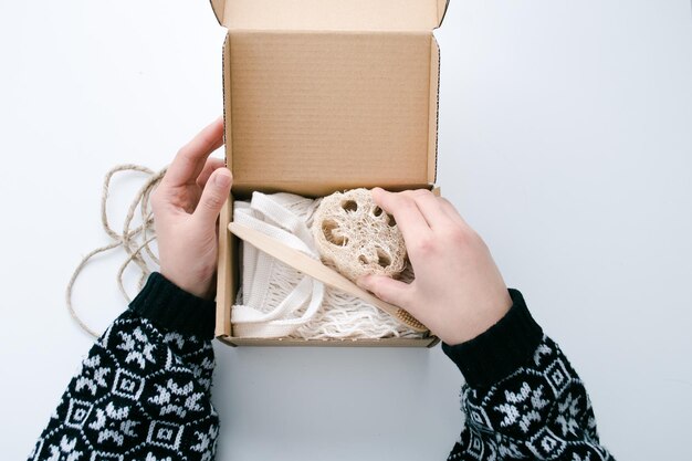 niña empaqueta en una caja de regalos ecológicos