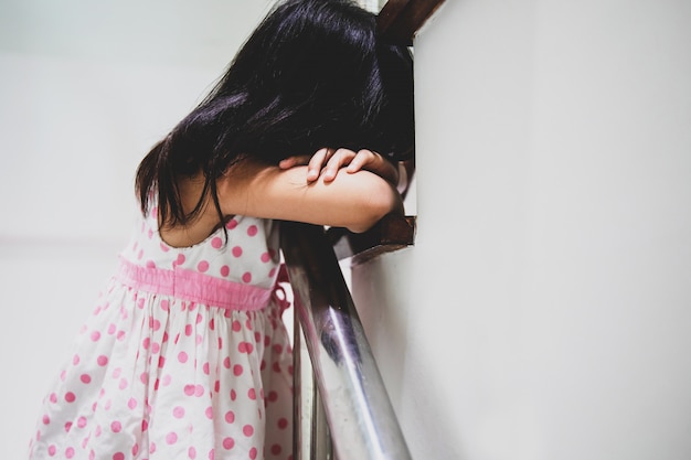 Niña empieza a llorar en la escalera