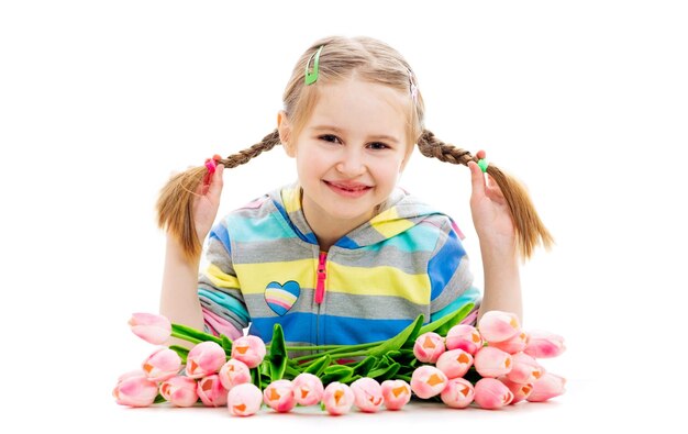 A la niña le encanta su maravilloso ramo de flores