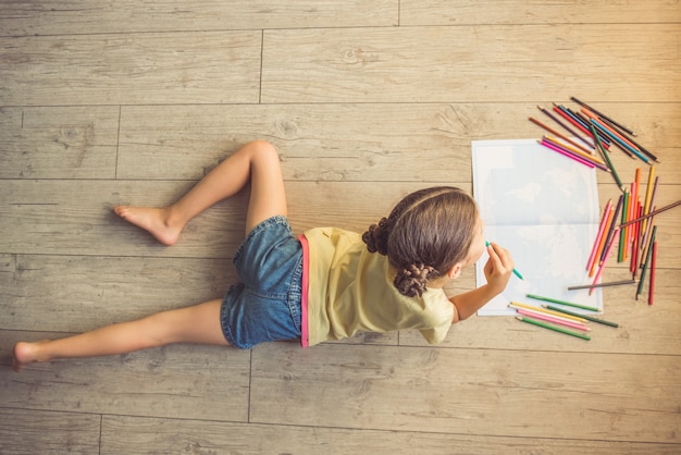 Niña encantadora dibujo con lápices de colores