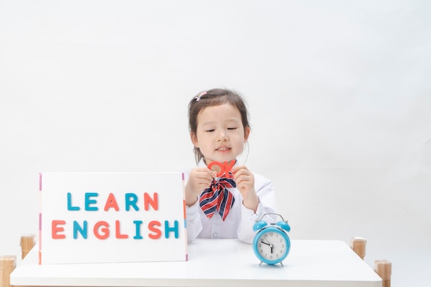 La niña encantadora está aprendiendo letras.