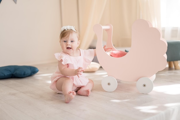 Una niña encantadora está jugando en una habitación infantil luminosa y acogedora con un wigwam y juguetes de peluche El interior de la habitación infantil Bebé divertido en la guardería en casa