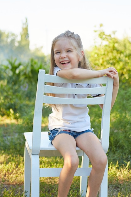 Niña encantadora en el jardín de verano