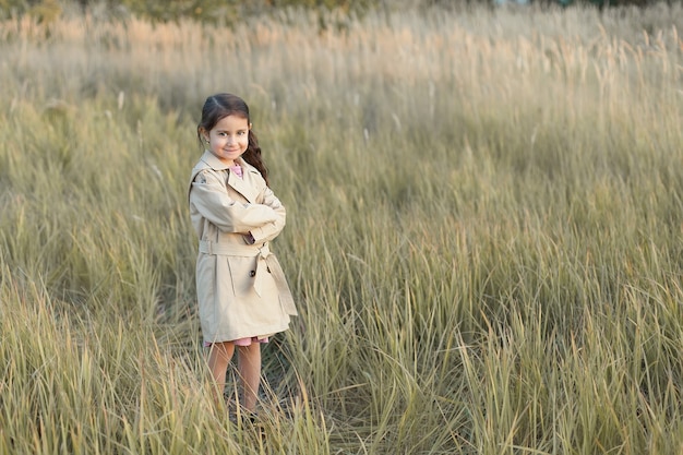 niña se encuentra en un campo.