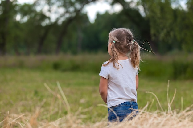 Una niña se encuentra en el campo.