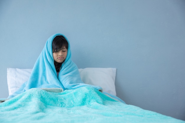 Niña enferma en la cama