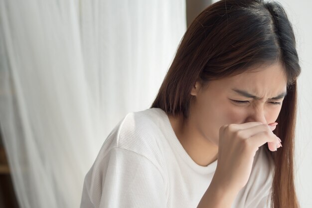 Niña enferma lloriquear con secreción nasal