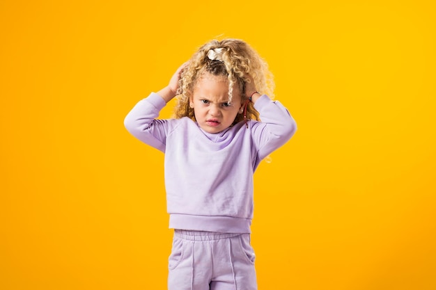 Foto niña enojada y enojada gritando frustrada y furiosa concepto de emociones negativas