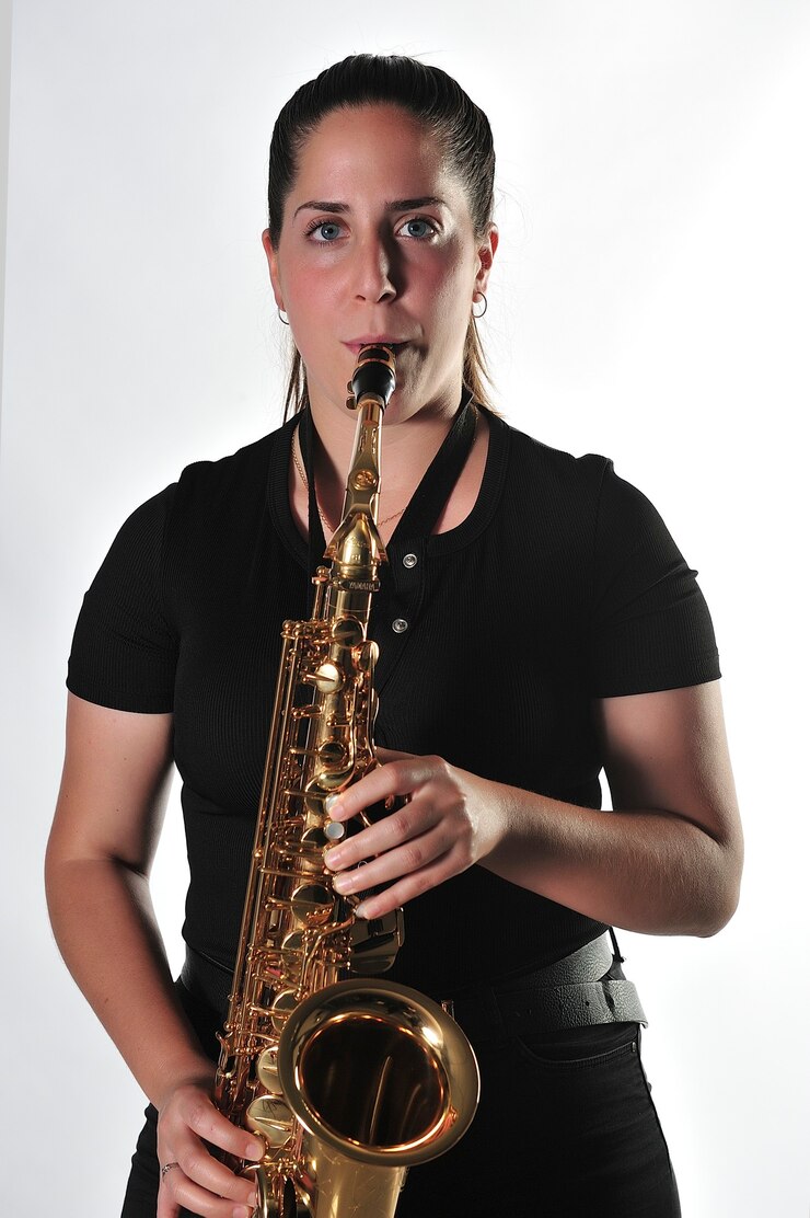Foto niña ensaya lección de música con saxofón