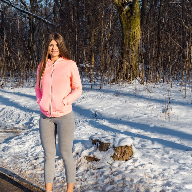 Niña entra en deportes en el parque de invierno.