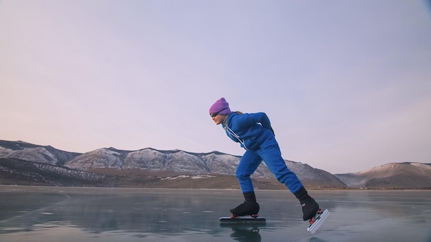 La niña entrena en patinaje de velocidad sobre hielo el niño patina en el  invierno con ropa deportiva azul, gafas deportivas, deporte de patinaje de velocidad  para niños | Foto Premium