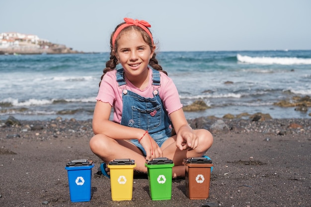 Niña escogiendo los contenedores de reciclaje y mostrando dónde se recicla cada objeto