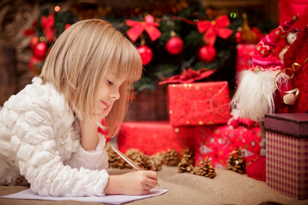 Niña escribe una carta a Santa Claus