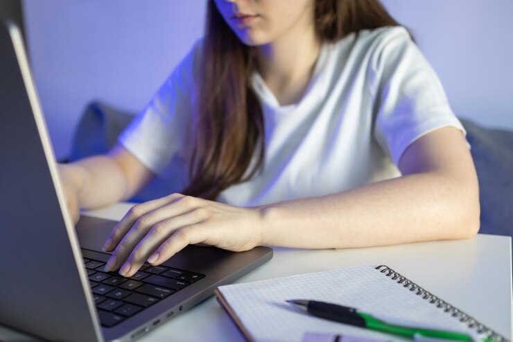 Foto la niña escribe escribiendo en un cuaderno de notas de vuelta a la escuela de regreso a la escuela años escolares