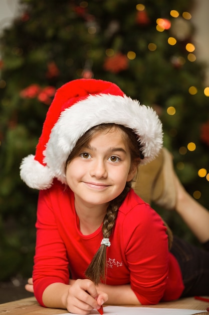 Niña escribiendo carta a santa en navidad