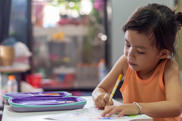 Foto niña escribiendo en un libro