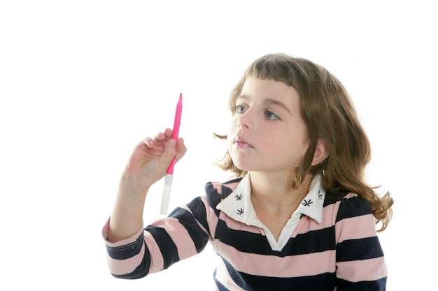 Niña escribiendo marcador copia espacio