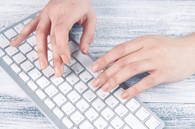 Niña escribiendo en el teclado