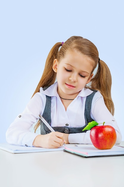 Una niña escribiendo