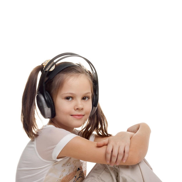 Niña escuchando música en auriculares